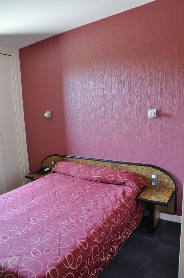 Henri 4 Hotel Rostrenen Bagian luar foto